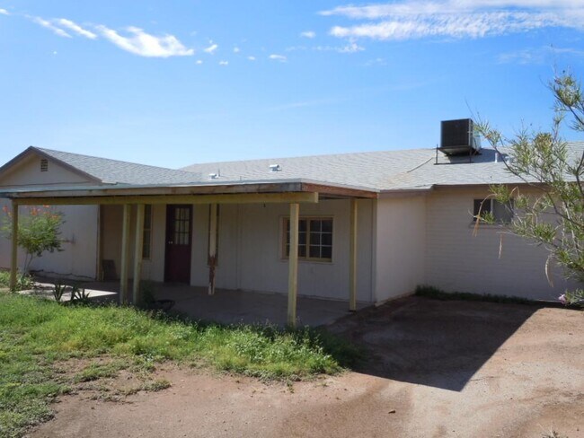 Building Photo - 520 E Judi Dr