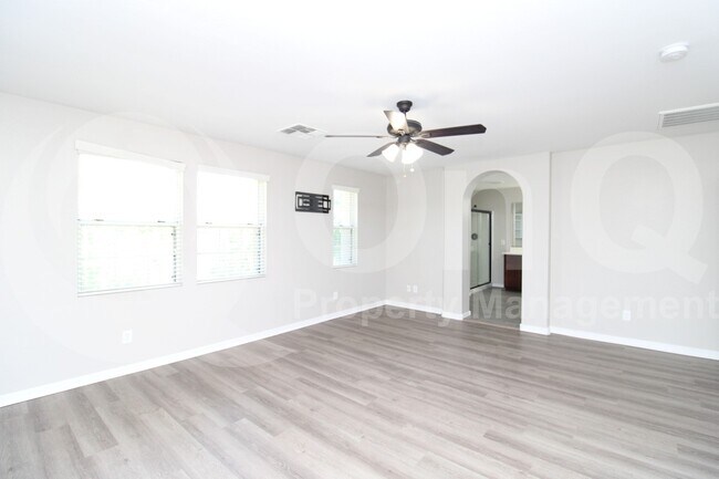 Building Photo - 947 S Utilis Dr