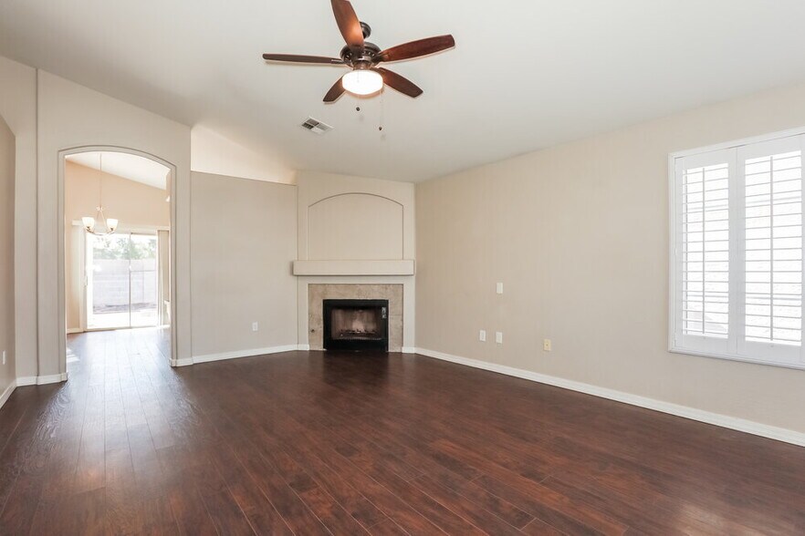 Building Photo - 867 E Morelos St