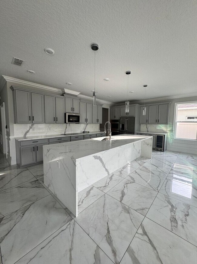 Building Photo - 5/3.5 Groveland Home