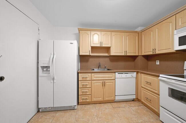 Building Photo - 401 Golden Isles Dr
