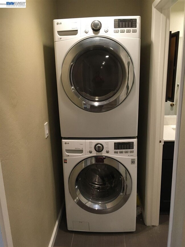 Building Photo - 1581 Mendenhall Dr