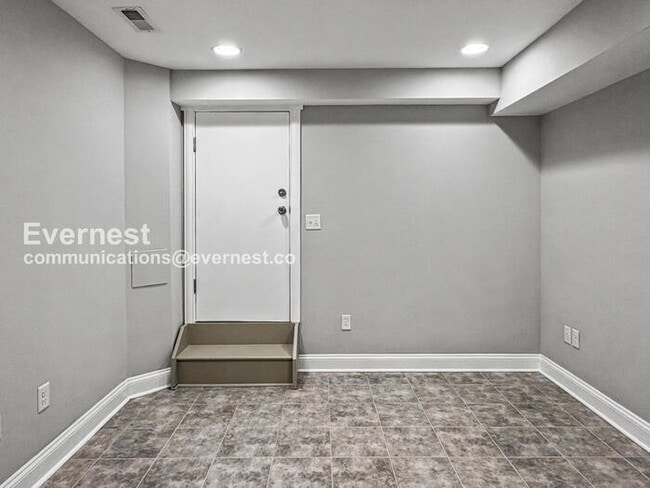 Building Photo - 4 Bed/3 Bath Townhome with In-Unit Laundry / Available Now!