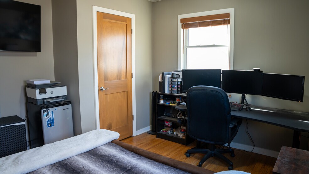 Master Bed 4 - 5864 Quebec Ave N
