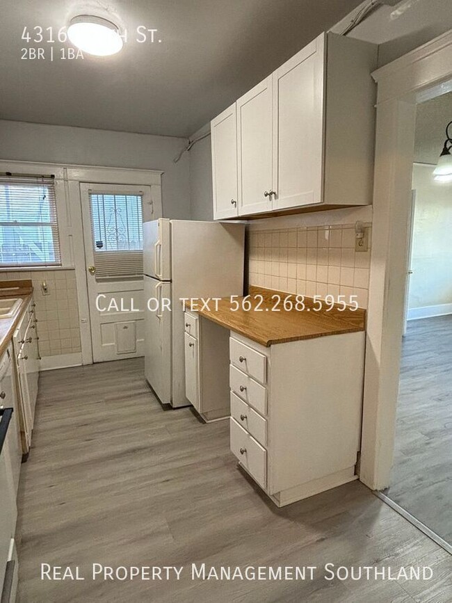 Building Photo - 2 Bedroom 1 Bath with Garage Space - Avail...