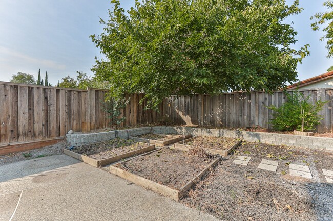 Building Photo - Updated 3 Bed (plus Den), 3 full bath, 2 S...