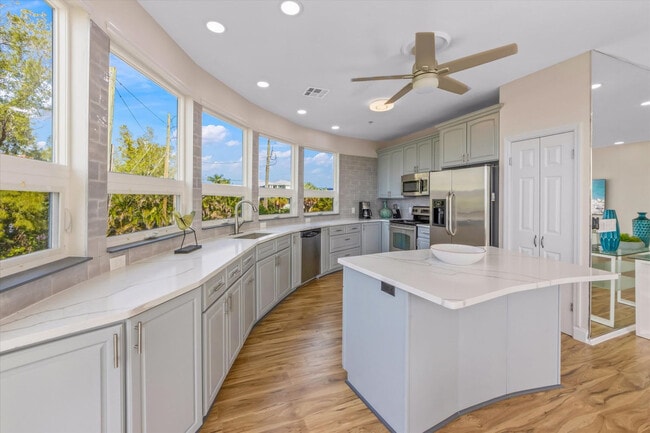 Building Photo - 3708 Gulf Dr