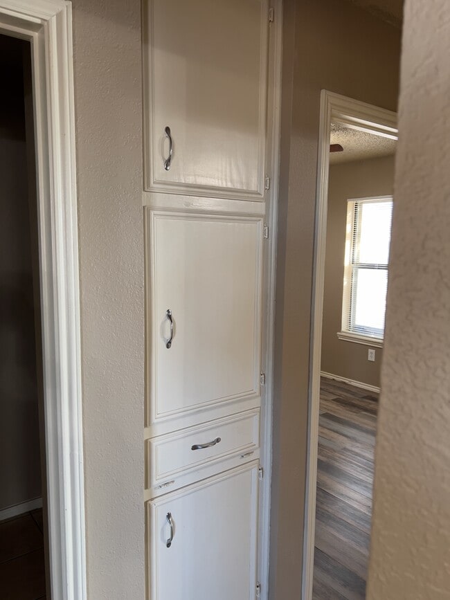 Building Photo - 302 E 17th St