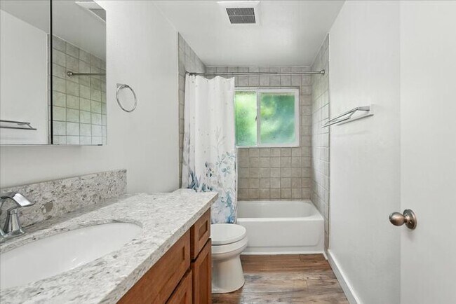 Building Photo - Charming Single-Level 3-Bedroom Home for R...