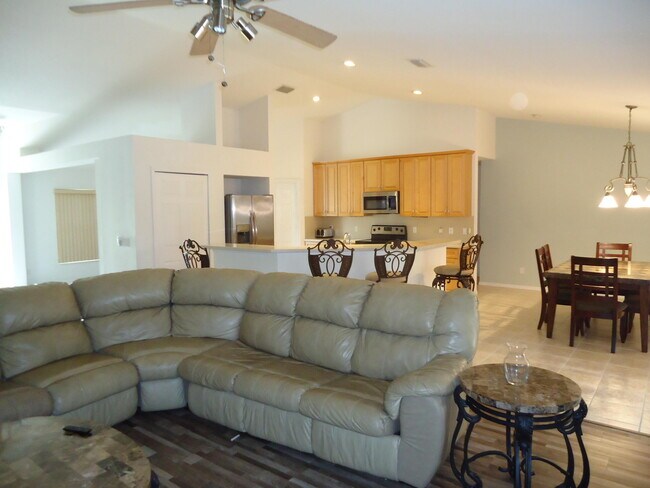 Building Photo - 5824 NW Zenith Dr
