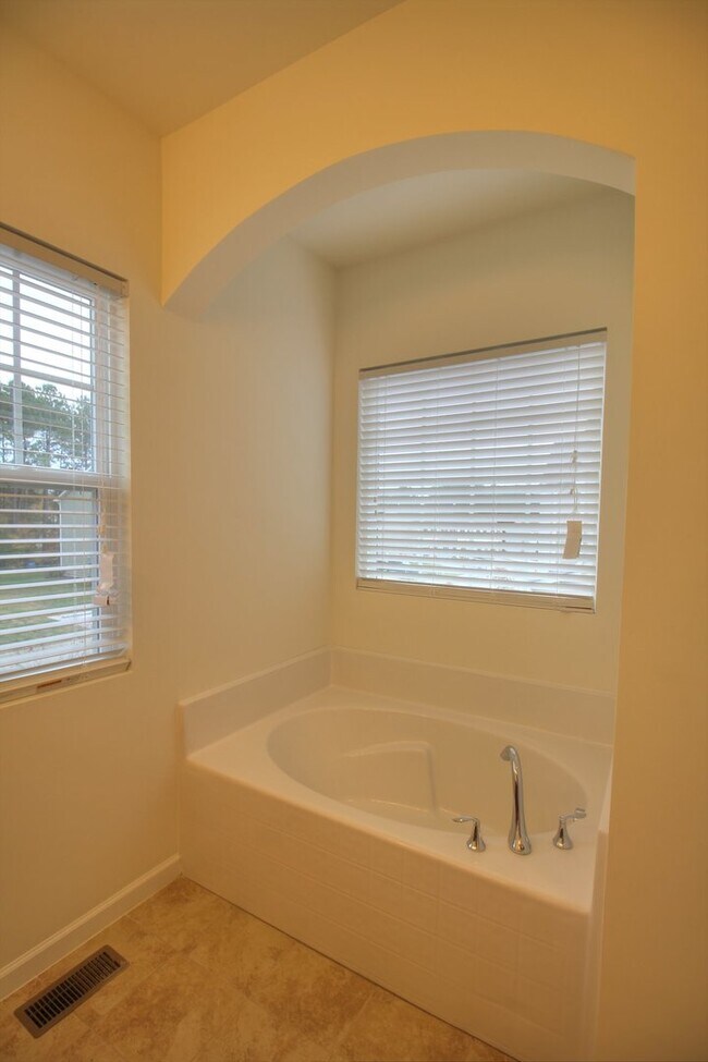 Building Photo - Gorgeous 3 Bedroom/ 2.5 Townhome with Garage!