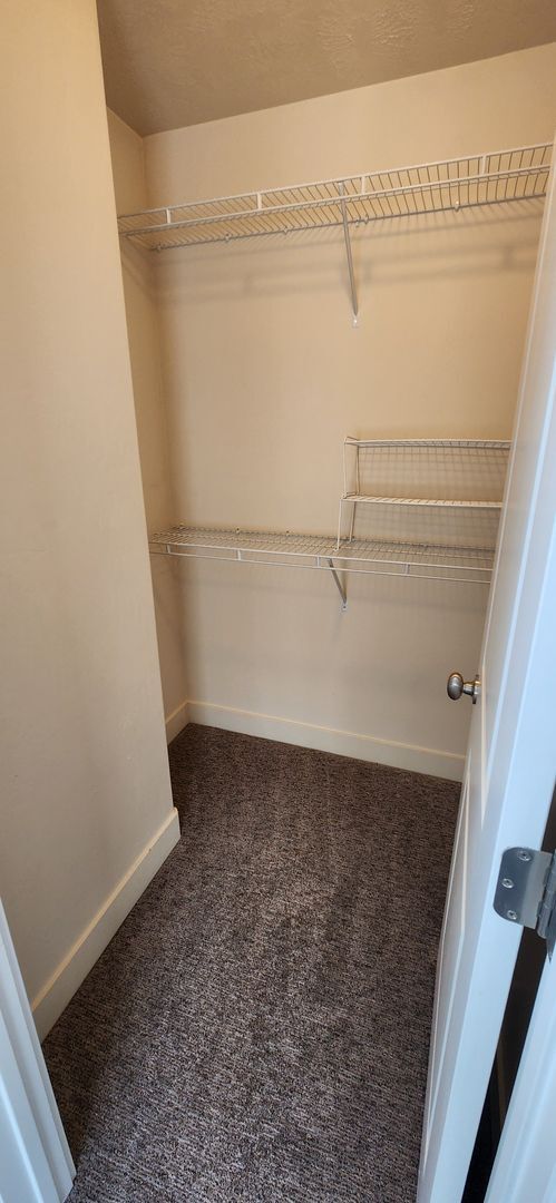 Building Photo - Luxury 3 Bedroom Plus Den in Sandy!