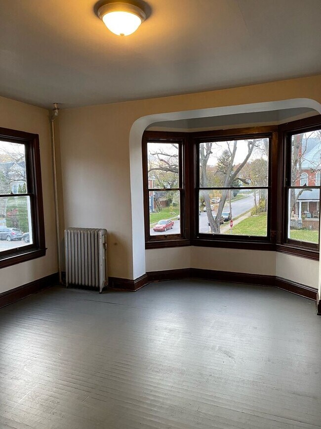 Building Photo - 664 Linden Ave