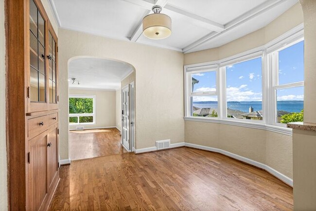 Building Photo - Charming Beach Drive Craftsman w/ AC and V...