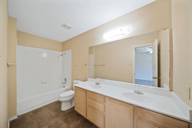 Building Photo - 3 Bedroom/2 Bath Regency Meadow Subdivision