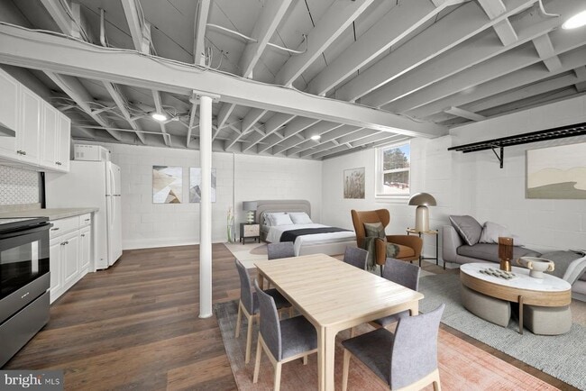 Building Photo - 1639 The Strand