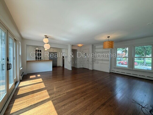 Building Photo - 255 Crest Rd