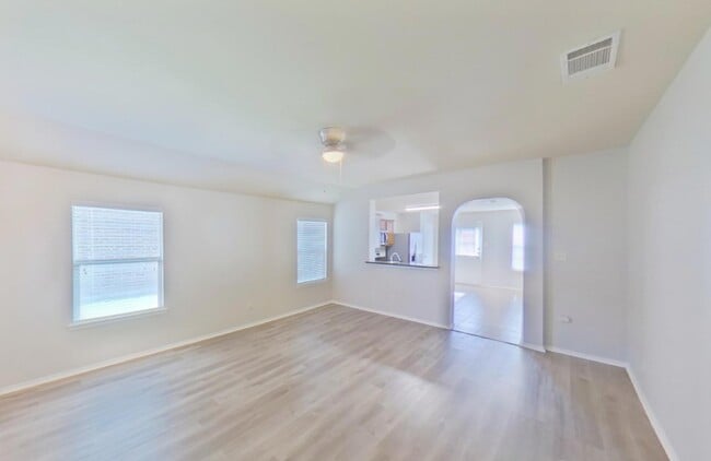 Building Photo - Move in ready