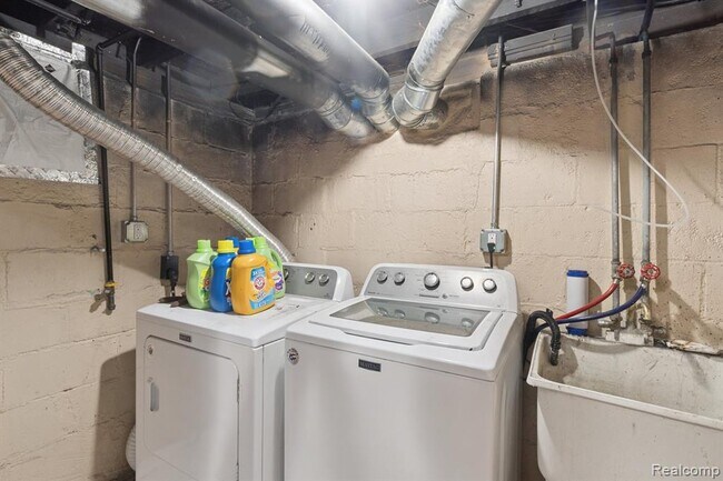 Building Photo - 5315 Edgewood St