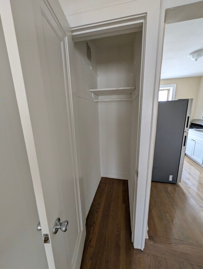 Building Photo - 6709 N Greenview Ave