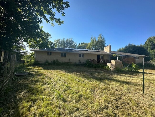 Building Photo - 4 bed 2.5 bath home in Rexburg with GAS AN...