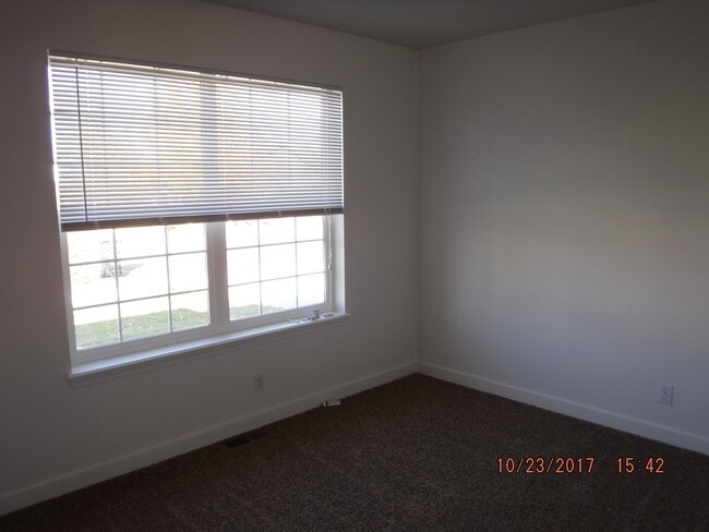 Building Photo - Centrally Located and Updated 3BD 2BA