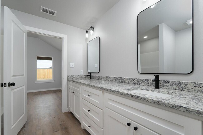 Building Photo - Move-In Ready Gem with No Application Fee!