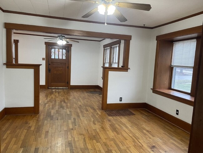 Building Photo - Charming 3 Bedroom Home with Hardwood Floo...