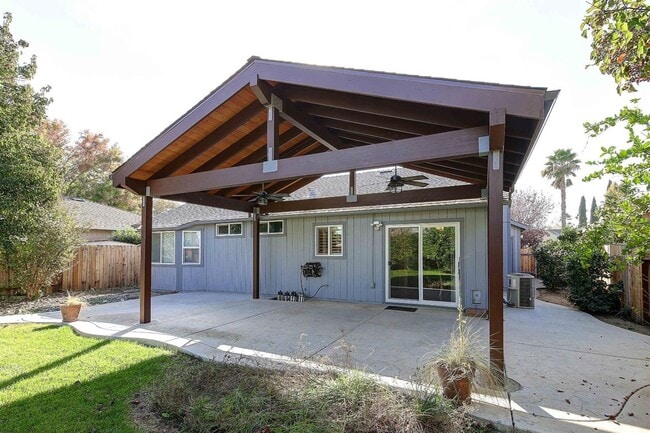 Building Photo - Updated 3 Bedroom Home on Quiet Court with Covered Patio