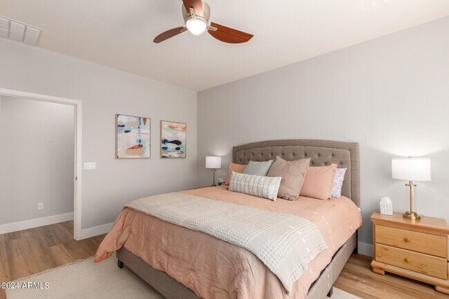 Building Photo - 3725 E Meadowview Dr