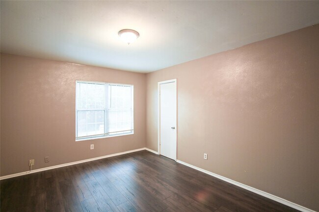 Building Photo - 9406 Grannis St