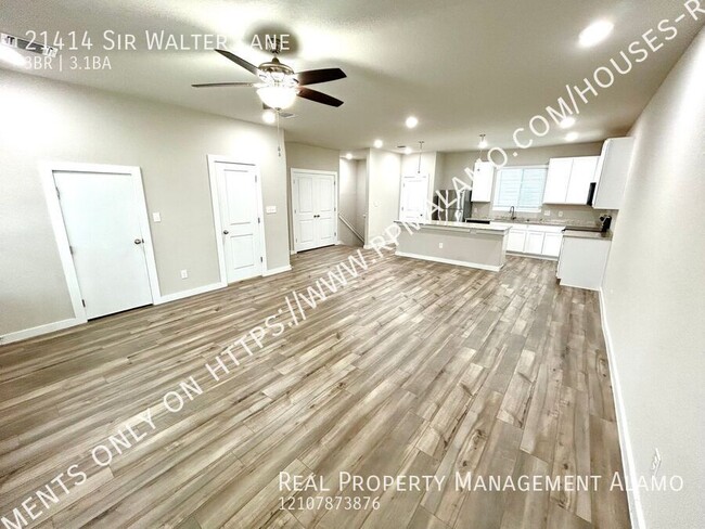 Building Photo - AVAILABLE NOW! Tri-Level 3 Bedroom / 3.5 B...