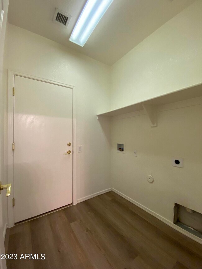 Building Photo - 517 S 115th Dr