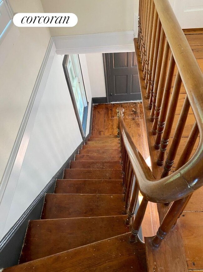 Building Photo - 20 Quogue St