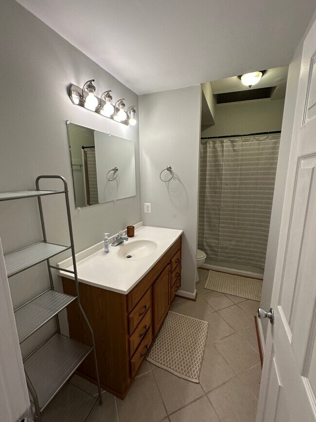 Building Photo - 37 S Ellwood Ave