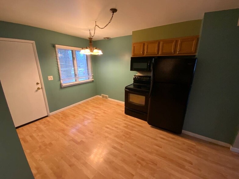 Building Photo - 320 Center Ave