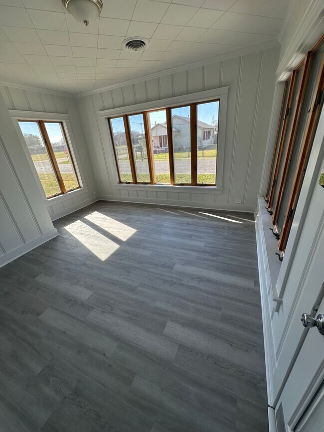 Building Photo - Luxury in Lockport-Newly Remodelled 4 Bedroom 2 Bath- $500 move in special!
