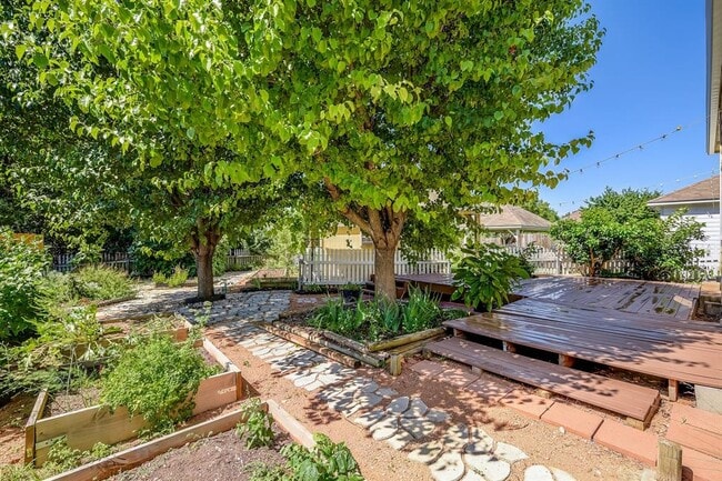 Building Photo - 1504 E 19th St