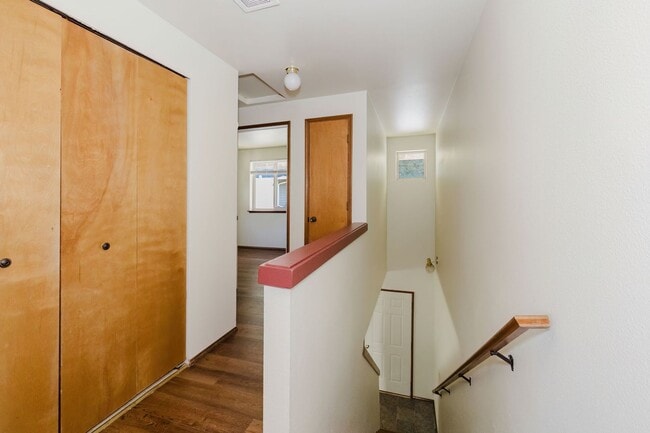 Building Photo - Desireable End Unit, Bremerton Triplex - A...