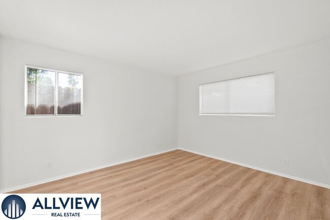 Building Photo - Gorgeous, updated 3 bed, 2 bath home in th...