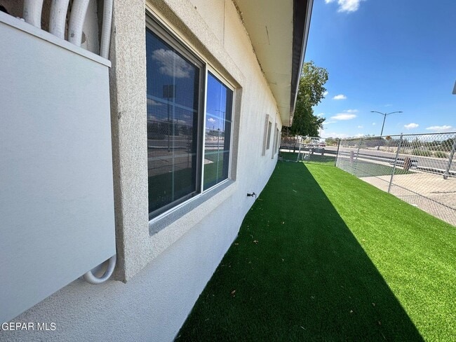 Building Photo - 408 Fresno Dr