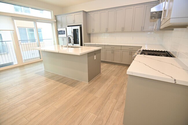 Building Photo - Upscale 2-BR Dual-Suite Condo in Downtown San Jose