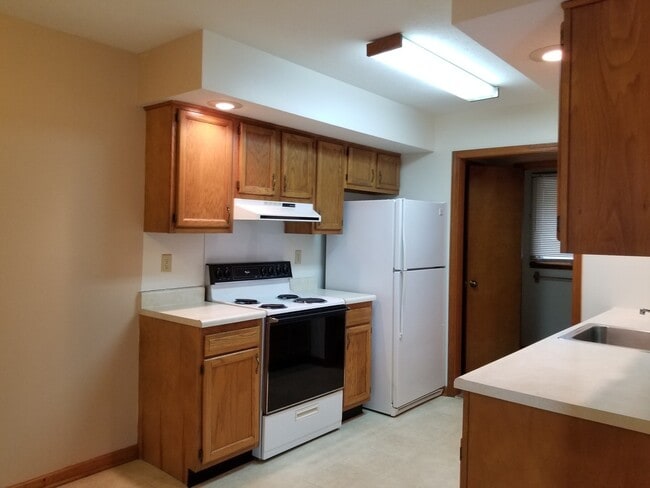 Building Photo - 3 bed 1.5 bath home