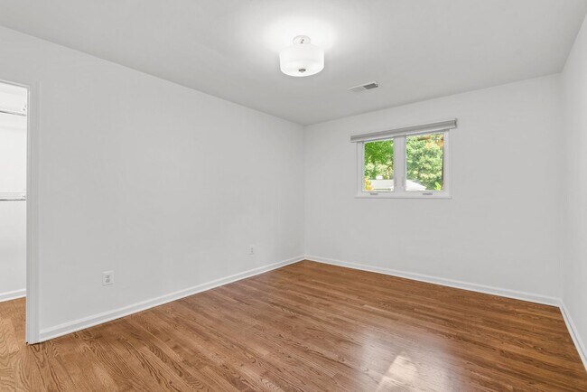 Building Photo - 3BR/4BA - Silver Spring Rambler on Quiet Cul-de-Sac Near Sligo Creek Park