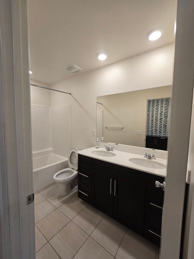 Building Photo - 3-Bedroom Home in Gated Community with Mod...