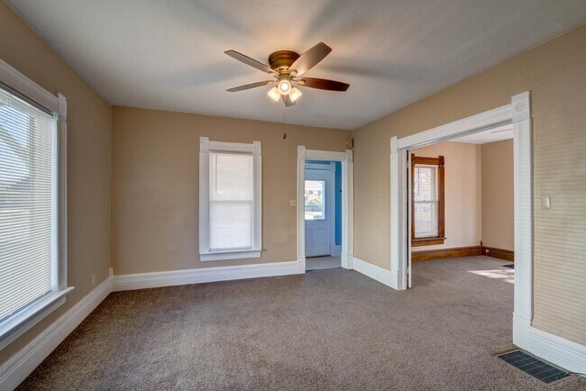 Building Photo - 427 Vernal Ave