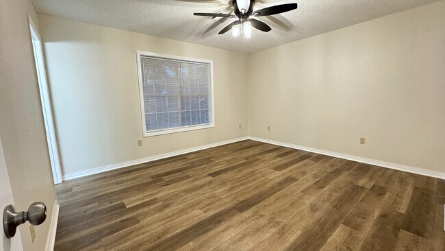 Building Photo - 105 Williamsburg Dr