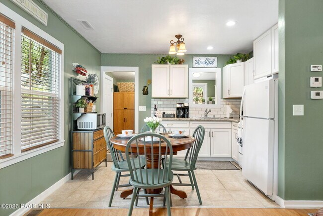 Building Photo - 805 Canyon Dr