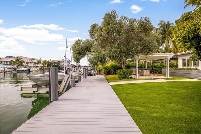 Building Photo - 950 S Shore Dr