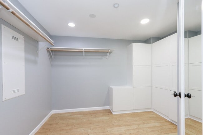 Building Photo - 3 Bed / 2.5 Bath beautiful end unit townhome with tons of upgrades. YouTube Tour!!